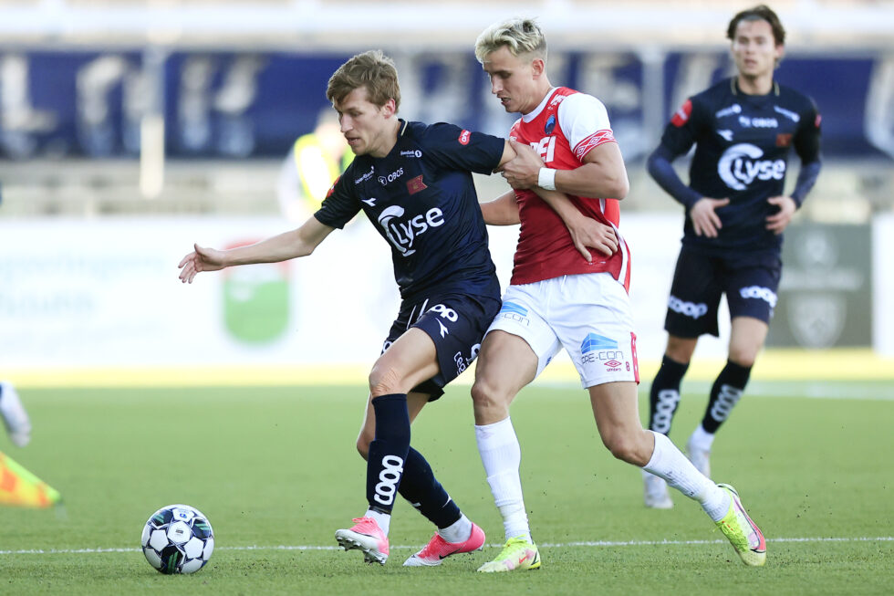 Kongsvinger 20220312. Kongsvingers Martin Hoel Andersen i duell med Vikings Niklas Sandberg under NM-kampen mellom Kongsvinger og Viking på Gjemselund stadion i Kongsvinger.Foto: Beate Oma Dahle / NTB