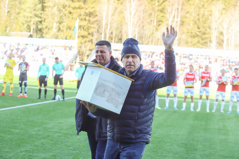 Roy Holth ble hedret med æresmedlemsskap før avspark og fikk overrakt dette av Rune Lundgren.