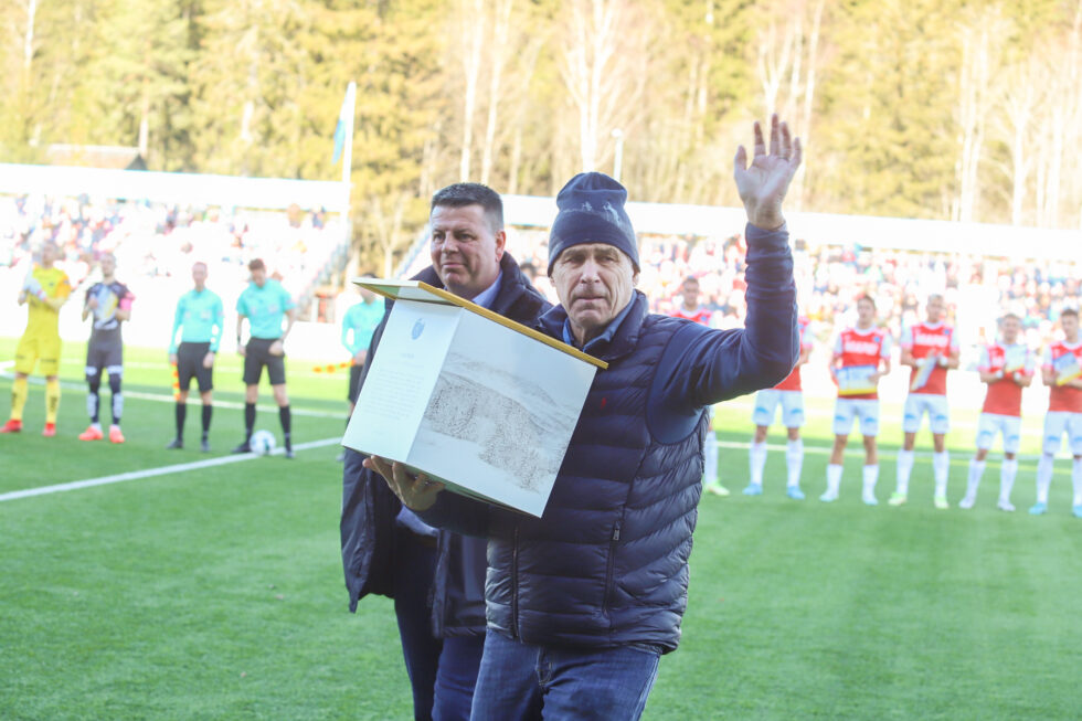 Roy Holth ble hedret med æresmedlemsskap før avspark og fikk overrakt dette av Rune Lundgren.