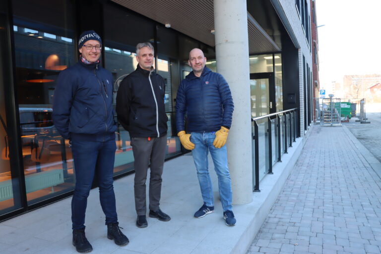 Fagleder i teknisk etat, Andreas Fuglum, (t.v.), enhetsleder i næring og miljø, Lars Helge Aasvestad, og driver av Schøyens, Henning Kjøk, har kommet til enighet om uteservering.