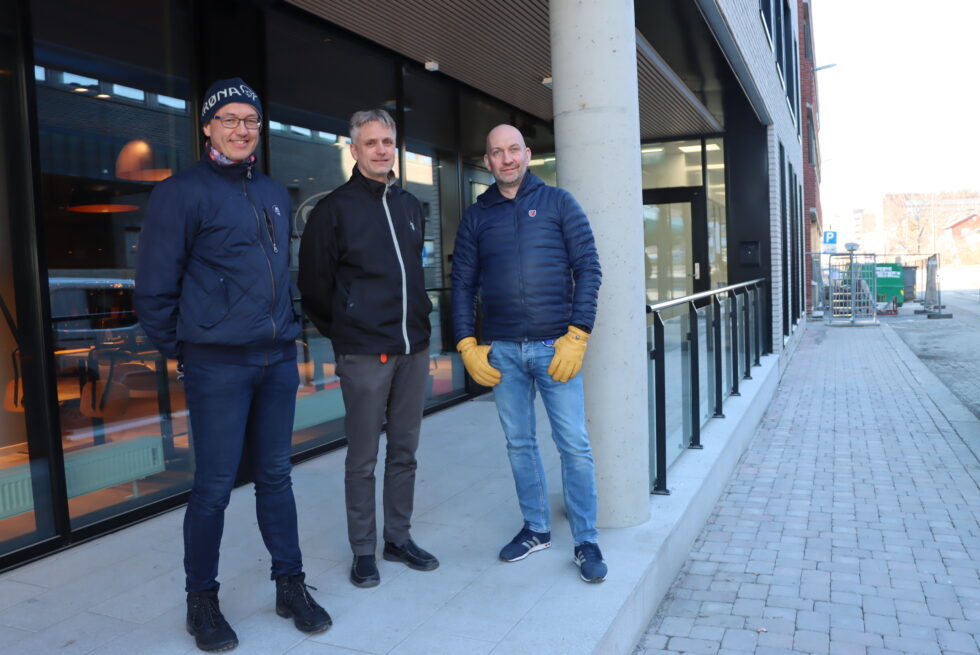 Fagleder i teknisk etat, Andreas Fuglum, (t.v.), enhetsleder i næring og miljø, Lars Helge Aasvestad, og driver av Schøyens, Henning Kjøk, har kommet til enighet om uteservering.