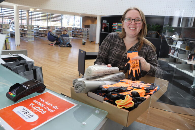 Marte Østmoen ved Kongsvinger bibliotek deler gjerne ut hansker og sekker til de som vil gjøre en ryddeinnsats.