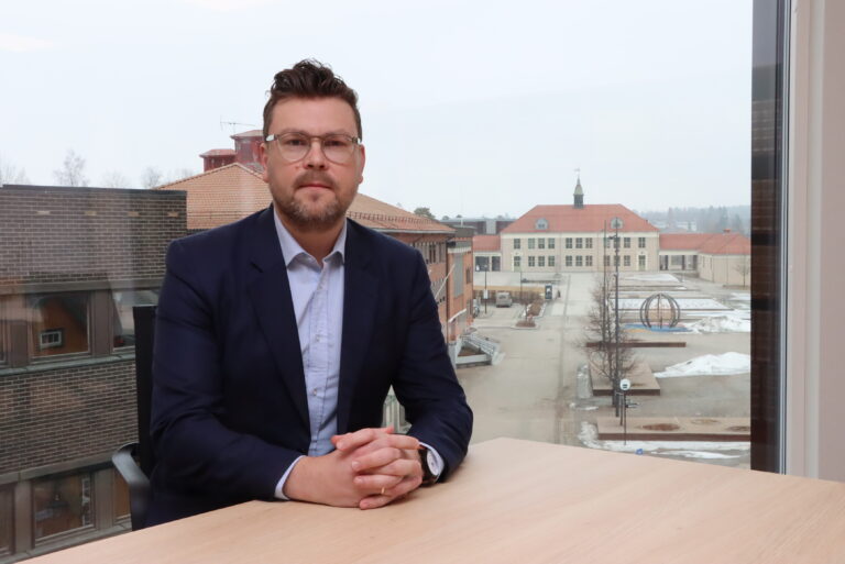 Kjetil Moe Løvberg er til daglig advokat på toppen av Haugekvartalet, men skal nå også være styreleder i KIL Fotball fremover. Tidligere har han vært nestleder.