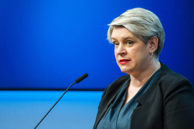 Arbeids- og inkluderingsminister Marte Mjøs Persen (Ap) under regjeringens pressekonferanse i forbindelse med krigen i Ukraina og konsekvensene den har for Norge.