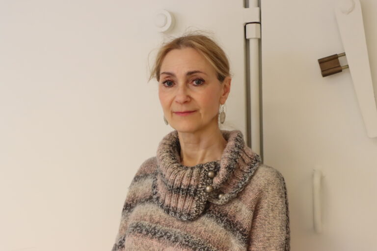 Elena Abessinova endrer ikke kurs i kunsten, selv om Ukraina-krigen er noe som går nært inn på henne.