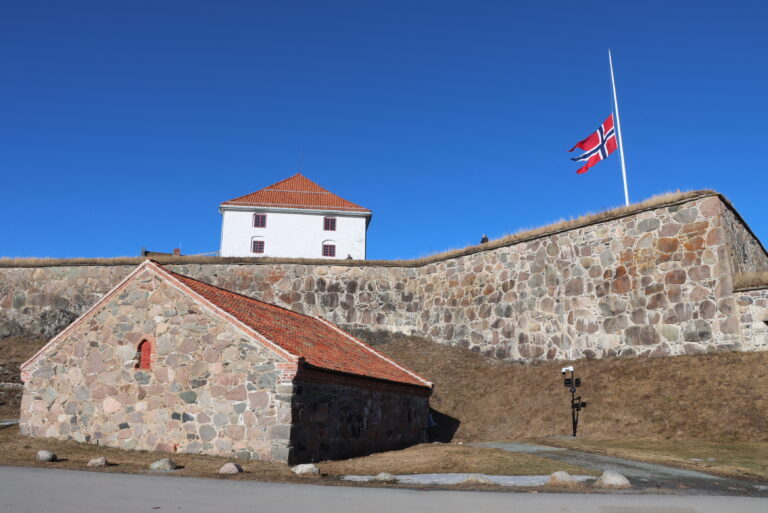Det flagges på halv stang fra festningen 20. mars.