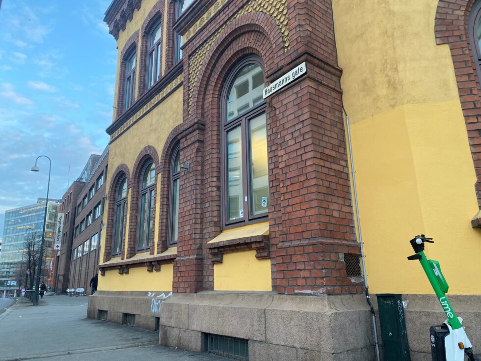 I dette området i Hausmannsgate i Oslo, som er et kjent tilholdssted for byens åpne rusmiljø, oppholdt Kongsvingermannen seg da han ble visitert av politiet. De fant en større mengde amfetamin.