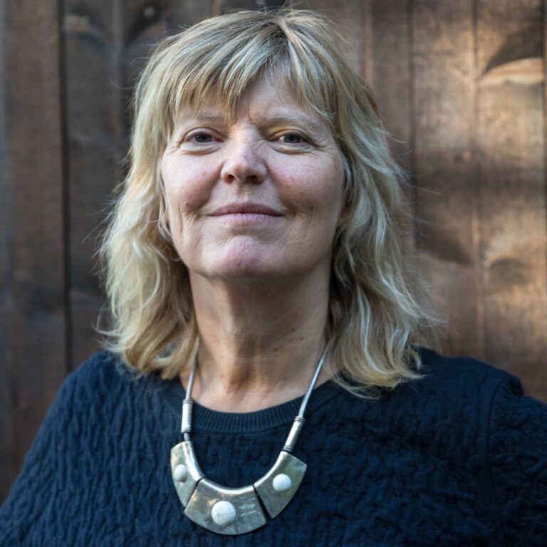 Billedkunstner Ingvild Solberg besøker sin egen utstilling i Galleri Asbjørn i helgen. Utstillingen åpner torsdag.