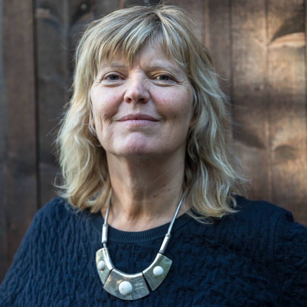 Billedkunstner Ingvild Solberg besøker sin egen utstilling i Galleri Asbjørn i helgen. Utstillingen åpner torsdag.