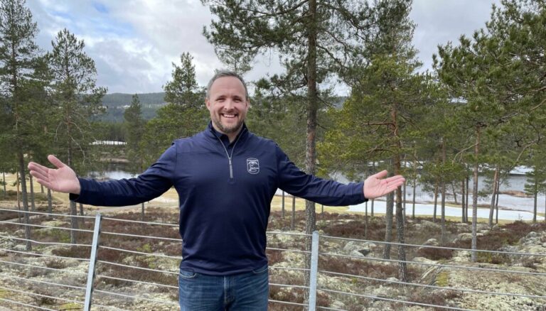 Daniel Larsson ser frem til å ønske golfspillere velkommen tilbake til Liermoen. Nå nærmer det seg 1000 medlemmer.