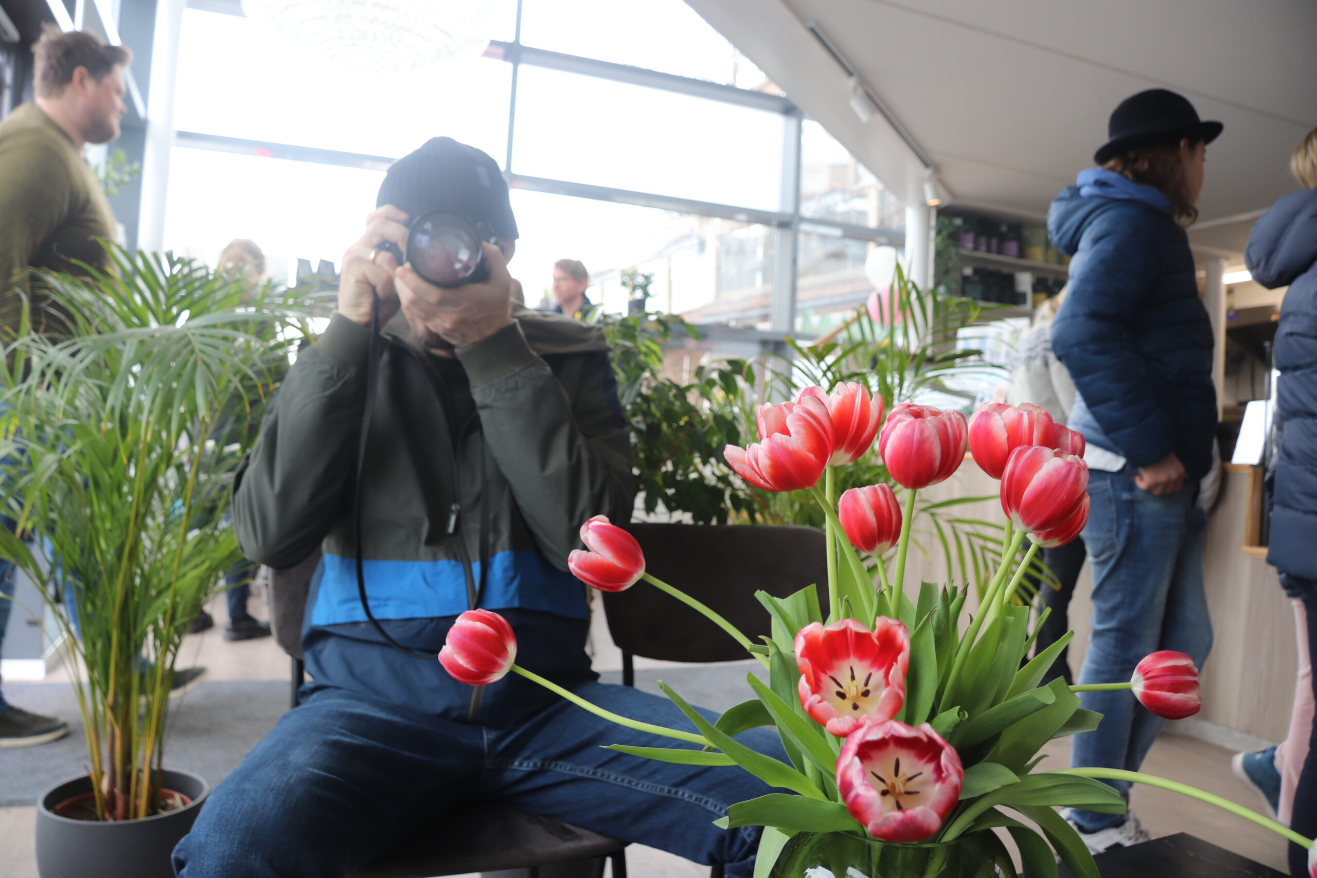 Rap-artisten Jester er også en habil fotograf, grafiker og trykker. Ser du nøye i linsa, skimter du Mitt Kongsvingers utsendte i arbeid på Palace Cafe.