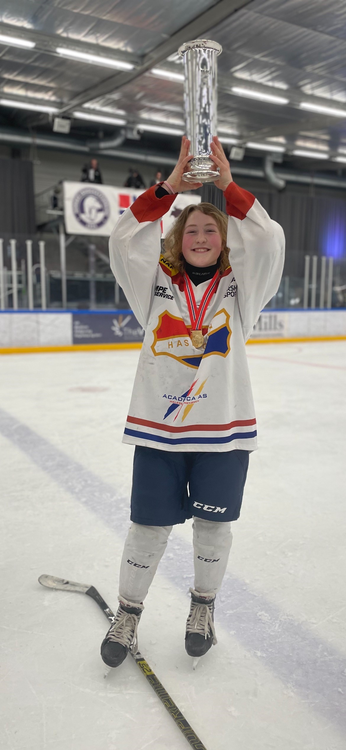 Kajsa Bråten med Kongepokalen etter ligaseier i helgen.