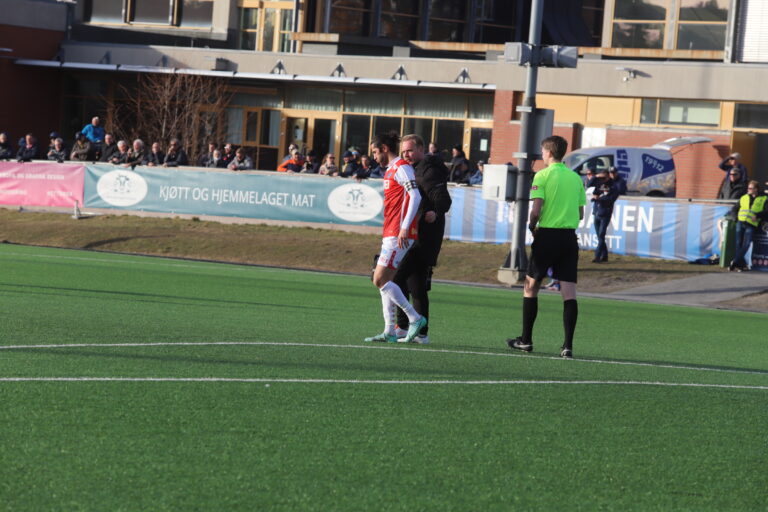 Adem Güven fikk støtte av fysioterapeut Martin Skogli Holt da han hinket av banen i generalprøven mot Stabæk.