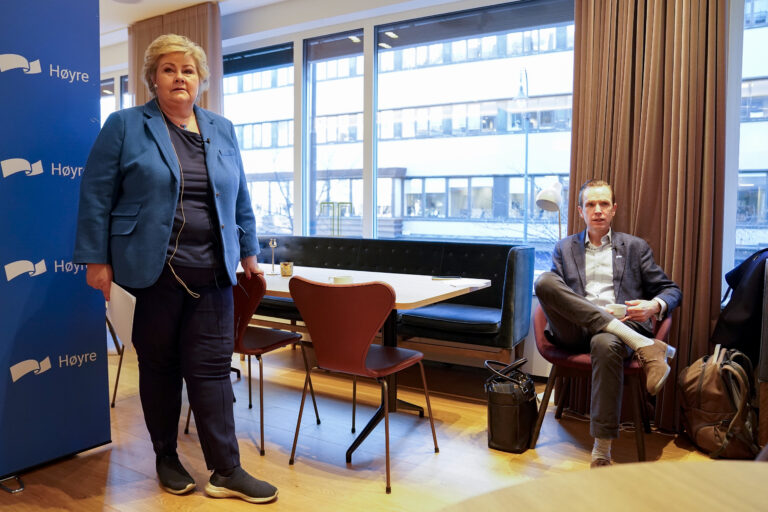 Partileder i Høyre, Erna Solberg, og generalsekretær Tom Erlend Skaug på pressefrokost i forkant av Høyres landsmøte som avholdes senere denne uken.