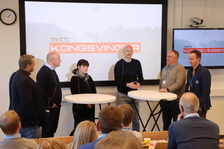 Landslagstrener i fotball, Ståle Solbakken, vil ha naturgress for toppfotballen og ser gjerne at Kongsvinger går i bresjen. Debatten ble direktesendt på nett av Mitt Kongsvinger onsdag ettermiddag, med ordstyrer Pål Sønsteli (f.v.), Kongsvinger-rådmann Lars Andreas Uglem, ordfører Eli Wathne, Mitt Kongsvinger-kommentator og tidligere sportssjef i TV2, Bjørn Taalesen, og daglig leder i Kongsvinger IL Toppfotball, Espen Nystuen.