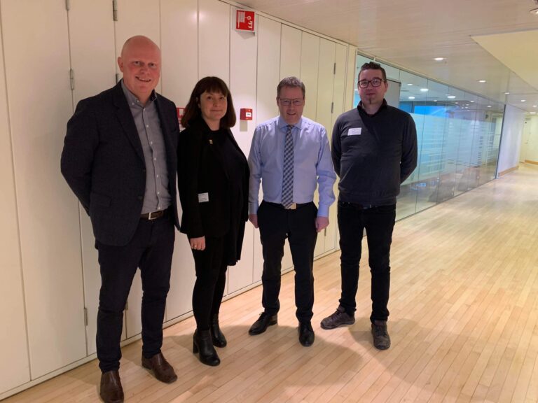 Kongsvinger-rådmann Lars Andreas Uglem (f.v.), ordfører Eli Wathne, kommunal- og distriktsminister Bjørn Arild Gram og varaordfører Tommy Smedtorp møttes nylig for å diskutere veien videre mot et eventuelt fylkesbytte.