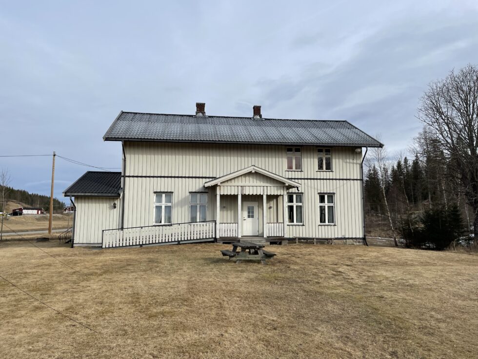 Bygdehuset på Brødbøl må renoveres. Kledningen i første etasje er råtten og må skiftes ut.