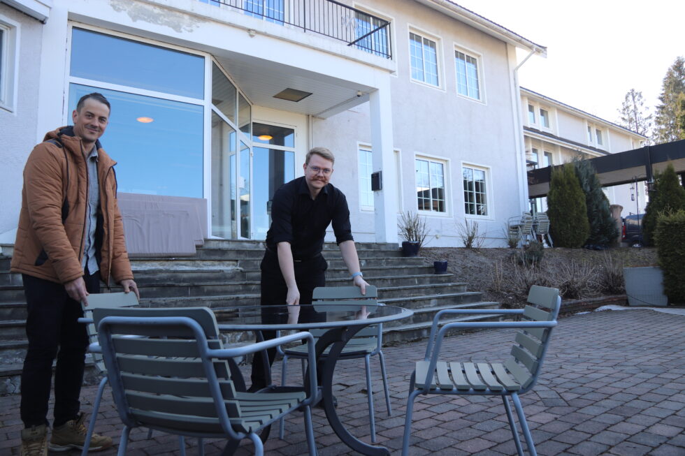 Restaurantansvarlig Martin Martinsen og Snorre Jensen ved Vinger Hotell setter på plass utemøblementet for sesongen.
