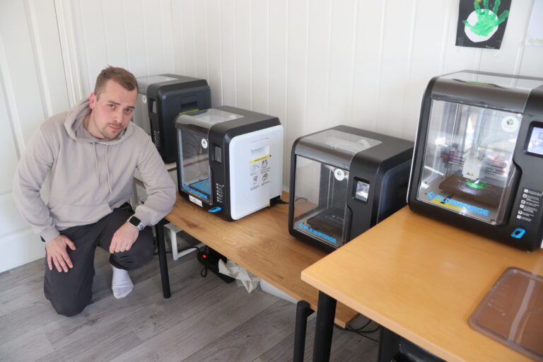 Aleksander Ryen med regneruller til bruk i matematikk-undervisningen. Vennersberg-læreren satser sammen med en kollega på å gjøre skolene i stand til å 3D-printe sine egne undervisningsmodeller.