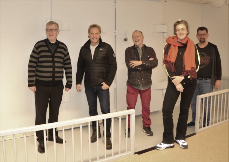 Kvinnemuseets Thea Aarbakke fronter ukens podcast med programlederne til høyre og venstre for Steve Andersson Odd Arne Sørensen.