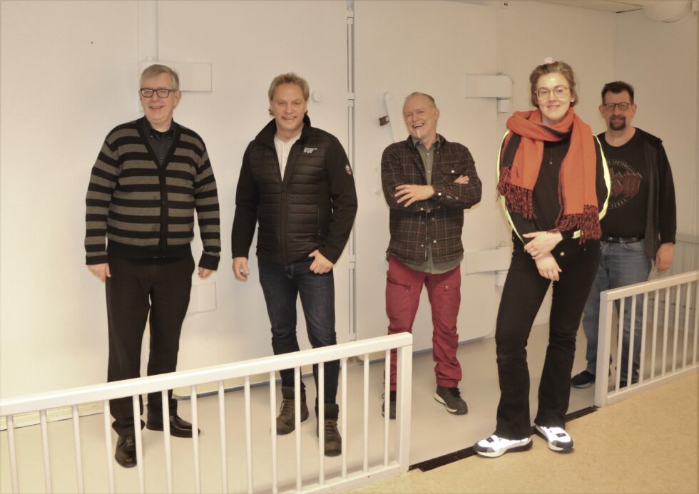 Kvinnemuseets Thea Aarbakke fronter ukens podcast med programlederne til høyre og venstre for Steve Andersson Odd Arne Sørensen.