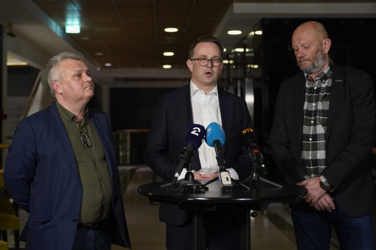 Riksmekler Mats Ruland, flankert av leder i Fellesforbundet Jørn Eggum t.v. og direktør i Norsk Industri Stein Lier Hansen informerer pressen om resultatet etter meklingen i frontfaget. Meklingene finner sted på Hotel Opera i Oslo.