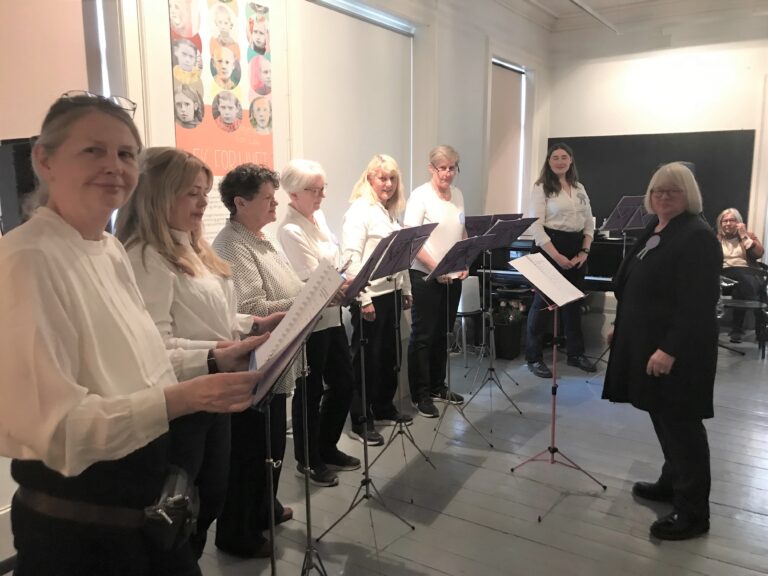Catrine Telle dirigerte Lesbiafonisk Nintett under åpningsarrangementet i Kvinnemuseet.