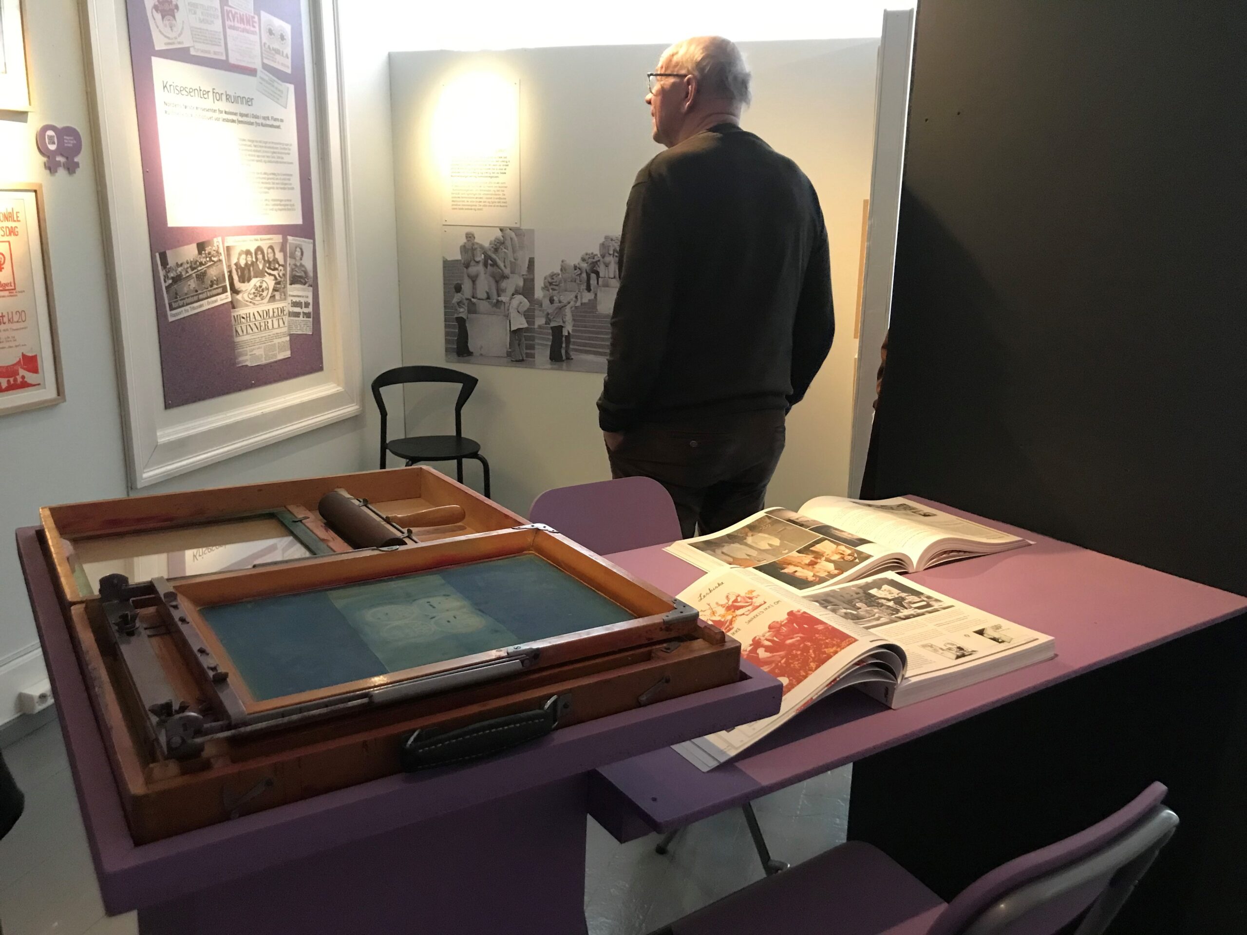 Trykk og plaakater var en viktig del av Lesbisk Bevegelse sin agitasjon på 1970-tallet. Mye av materialet er bevart.