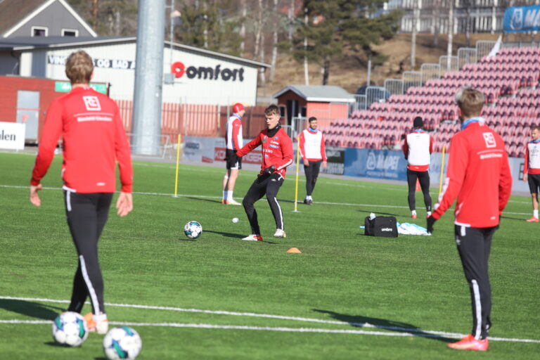 Harald Holter er overraskende tilbake i trening, men er en av fire rutinerte spillere som er uaktuelle til seriestart.