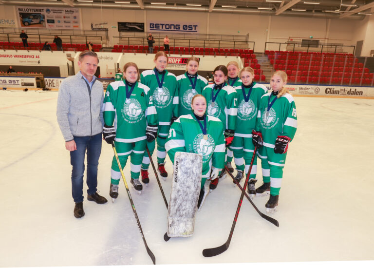 Ishockeypresident Tage Pettersen gratulerte Kongsvingers åtte spillere på regionlaget med sølvmedalje. Pernille Sørli Løvlie (f.v.) Ingrid Eriksen, Alma Risberg, Thilde Lillenes-Taftø, Selma Bjerknes, Emma Fladmo, Kajsa Høgås Lie og Madeleine Østmoløkken (foran).