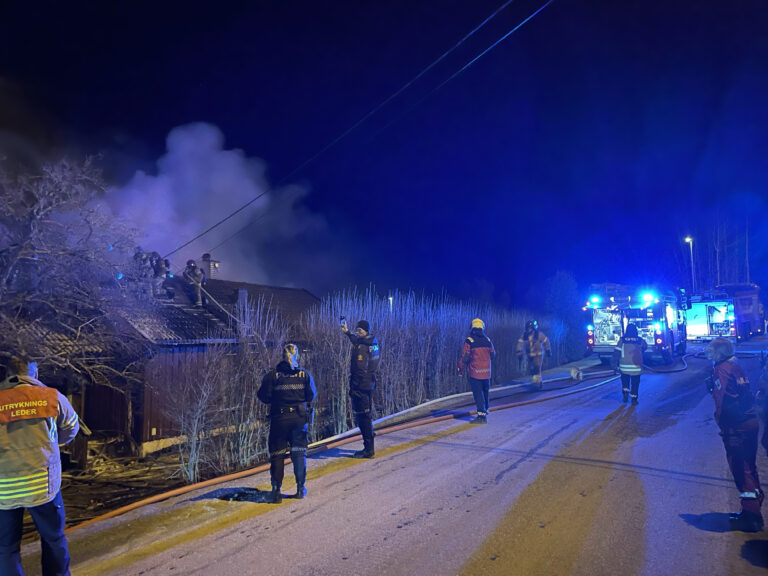 Brannvesenet jobbet på taket, hvor flammene slo opp.