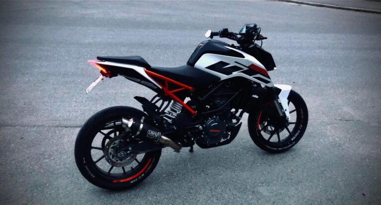Denne lettmotorsykkelen av typen KTM Duke er meldt stjålet fra Kirketorget i Øvrebyen mellom klokka 12.30 og 14 onsdag.