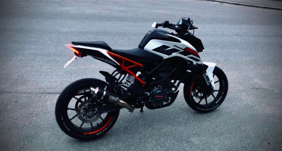 Denne lettmotorsykkelen av typen KTM Duke er meldt stjålet fra Kirketorget i Øvrebyen mellom klokka 12.30 og 14 onsdag.