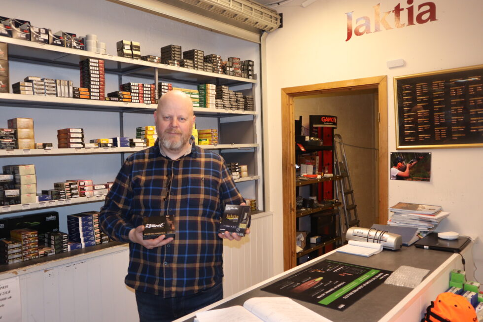 Robert Østby i Jaktia på Kongsvinger frykter dyrere ammunisjon når de nye reglene om bruk av blyhagl kommer i februar 2023
