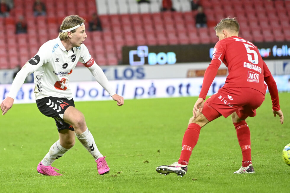 Odds Kevin Egell-Johnsen t.v. i duell med hjemmelagets Thomas Grøgaard i eliteseriekampen i fotball mellom Brann og Odd på Brann stadion.