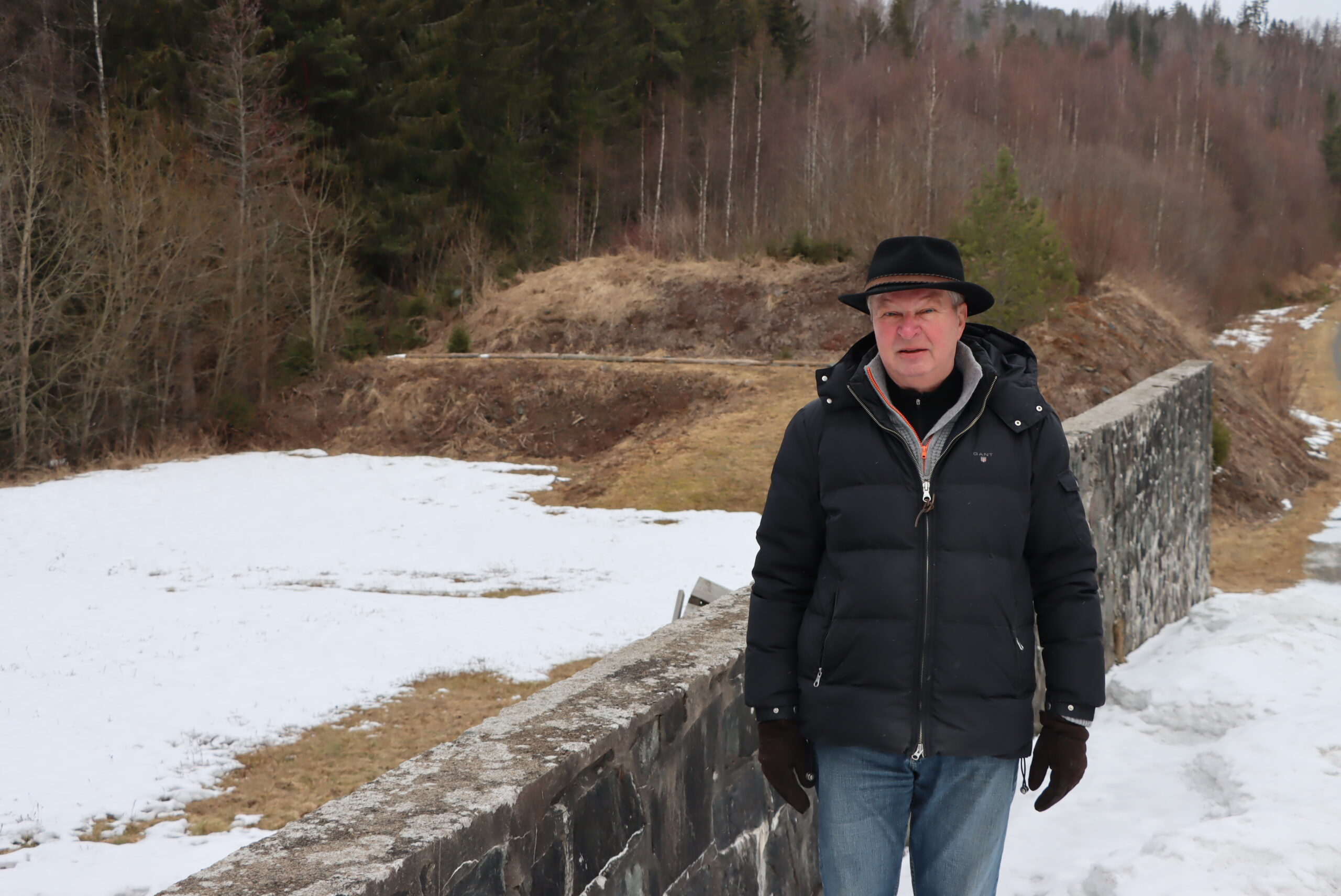 Det er på nedsiden her i bakgrunnen at Kongsvinger og Omegn Skytterlag har tenkt til å sette opp innendørshallen. Muren skal bestå, sier Willersrud.