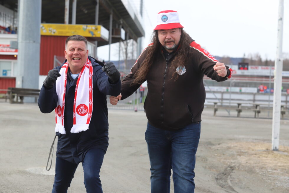 Rune Lundgren (t.v.) og Thomas Ramstad håper utdelingen av gratisbilletter til supporterfeltet vil bidra til enda mere liv på tribunen.