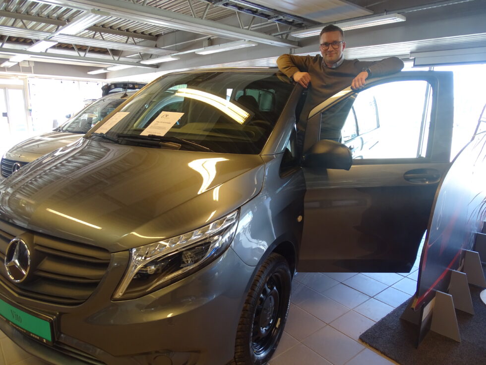 Salgsansvarlig for Mercedes Benz, Anders Wangen hos Kongsvinger Bilsenter, med sin mestselgende varebil-modell Vito.
