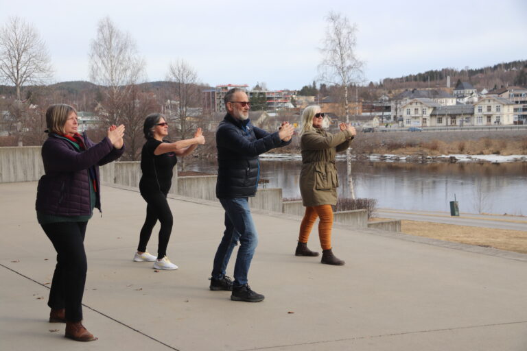 Hver uke gjennomføres kinesisk Tai Chi med Glomma som bakgrunn. Fra venstre: Mari-Anne Moe, Christina Lyle, John Fredrik Lund og Kristin Fragell Lillevold.