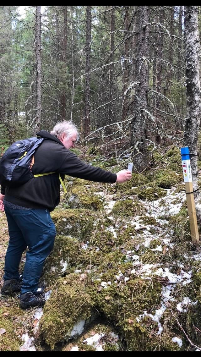 Stolpejeger og denne artikkelens forfatter demonstrerer stolpejakt i felt.