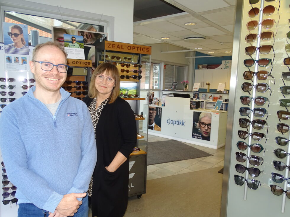 Butikksjef Birgitta Lindén og eier og daglig leder Tor Ketil Grøndal Olsen i Kongsvinger Optiske.
