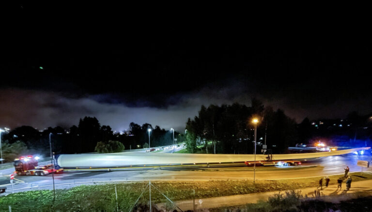Slike syn gjennom byen blir det ikke flere av. Spesialtransporten hadde en lengde på til sammen over 80 meter. Vingebladet alene er over 70 meter. Likevel kom det seg greit gjennom rundkjøringen ved Dunderdalen og ut på E16 tilbake i august.