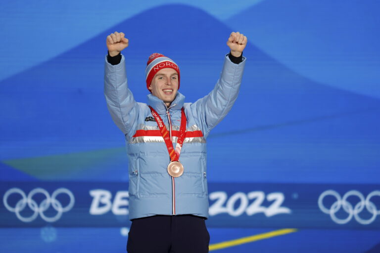 Hallgeir Engebråten er forberedt på autografskriving, selfier og denslags når han deltar i Baksjøløpet på Åbogen søndag. Bildet er fra medaljeseremonien etter 5.000-meteren i Beijing-OL. Han var også på laget som tok gull i lagtempo.