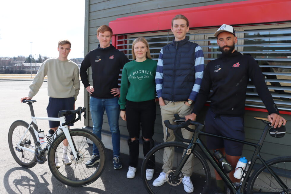 Ådne Ihle (t.v.), Tomas Urianstad, Celine Severinsen, Matthias Matthiasson og sykkeltrener Jon Anders Grøndahl liker ikke farlige situasjoner i trafikken.