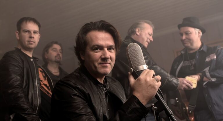 <p>2022-utgaven av Picazzo består av de som som har vært med lengst: Tommy Michaelsen (vokal, gitar), Per Morten Bråten (gitar, kor), Glenn Bates (bass, kor) Per Erik Gjedtjernet (tangenter, kor) og Vegar Åslund på trommer. Og kor.<br></p>