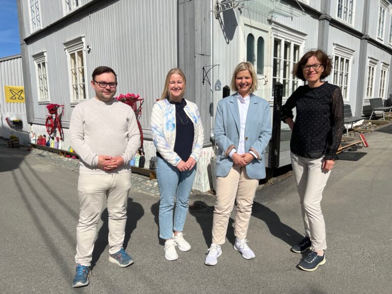 Venstres leder Guri Melby med Marita Sollien, leder i Åsnes Venstre, Daniel Instebø, leder i Kongsvinger Venstre og Inger Noer.