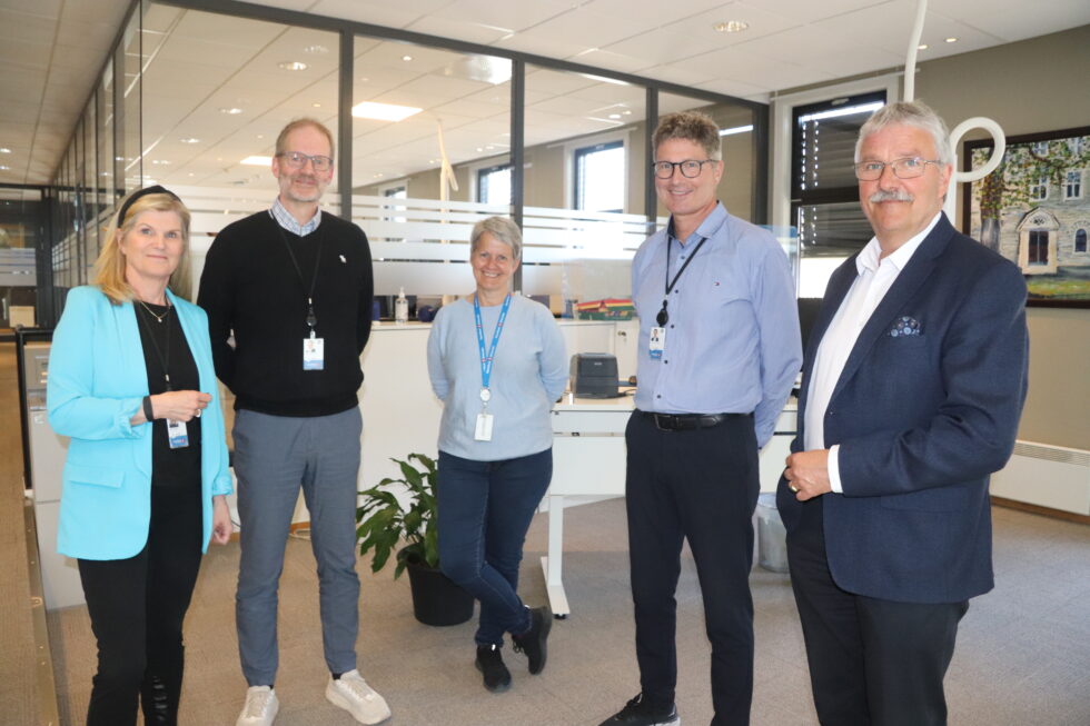 Regionbanksjef for Sparebank1 Østlandet, June S. Vinje (f.v.), lokal banksjef Erik Hammerstad , kunderådgiverne Mette Solbergseter og Finn Willy Taugbøl markerte utdelingen av kundeutbytte til bankens kunder sammen med konsernsjef Richard Heiberg.