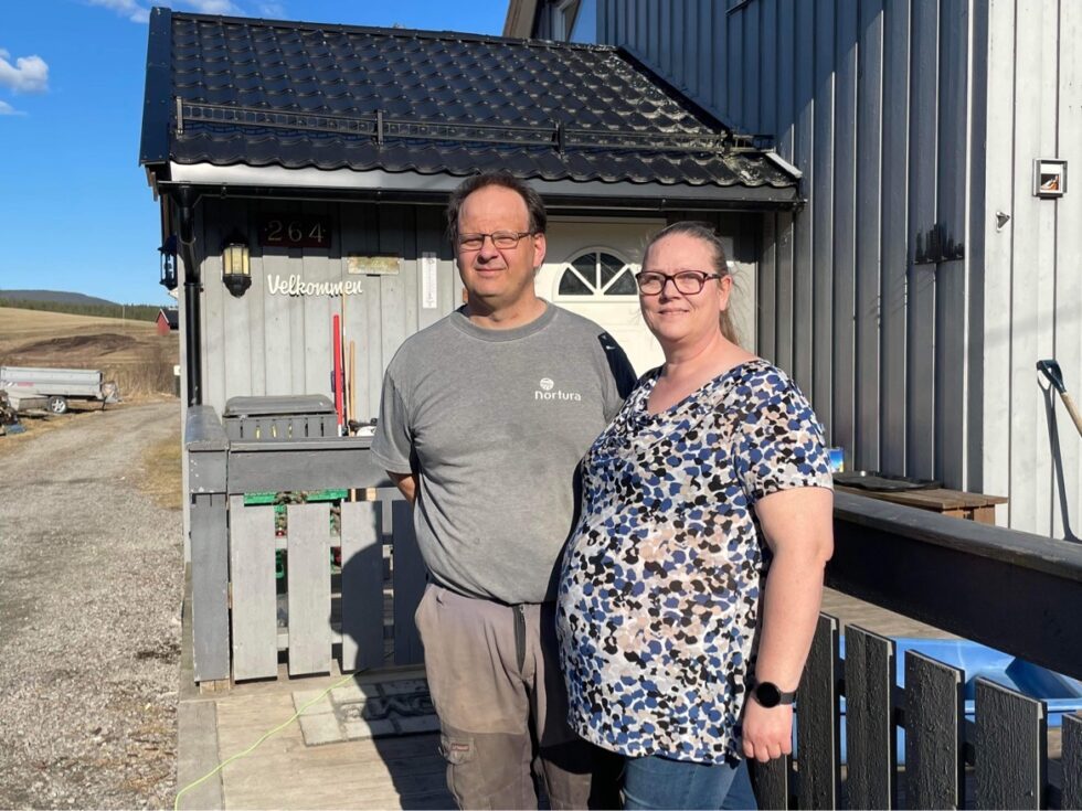 Bente og Sverre Herum opplevde jordras bak huset. Nå står uthuset i fare om raset skulle utvide seg.