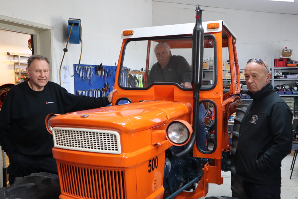 Mange timers arbeid ligger bak restaureringen av den 51 år gamle Fiat traktoren. Johan Aarskog (f.v.), Tore Kristiansen og Jimmy Thrane er noen av de som har deltatt i restaureringen.