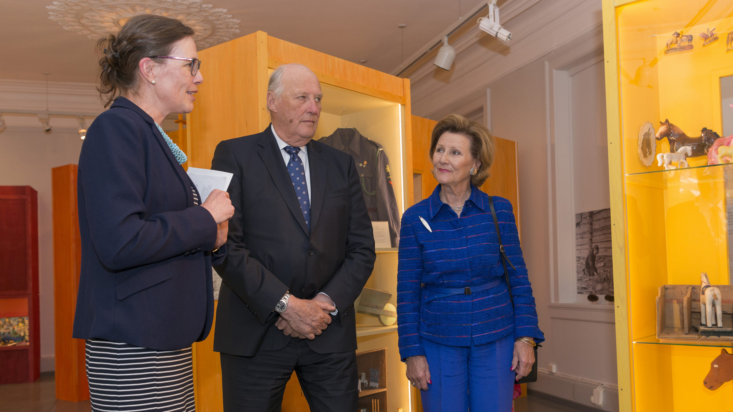 Dronning Sonja deltar torsdag under åpningsseremonien av nytt bevaringssenter for historiske gjenstander i vårt distrikt. Bildet er fra da Deres Majesteter Kongen og Dronningen gjennomførte i perioden i 2017 var jubileumsreise og var på omvisning i Kvinnemuseet, hvor avdelingsleder Kvinnemuseet Mona Holm orientere om utstillingen.
